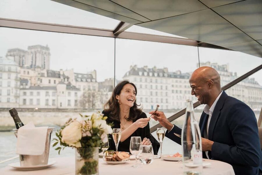 Paris: 4-Course Dinner Cruise on Seine River with Live Music - Reading the route from Pont Alexandre III to the Eiffel Tower