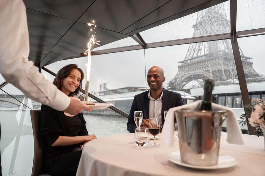 Paris: 4-Course Dinner Cruise on Seine River with Live Music - Seating, comfort, and the practical details that matter
