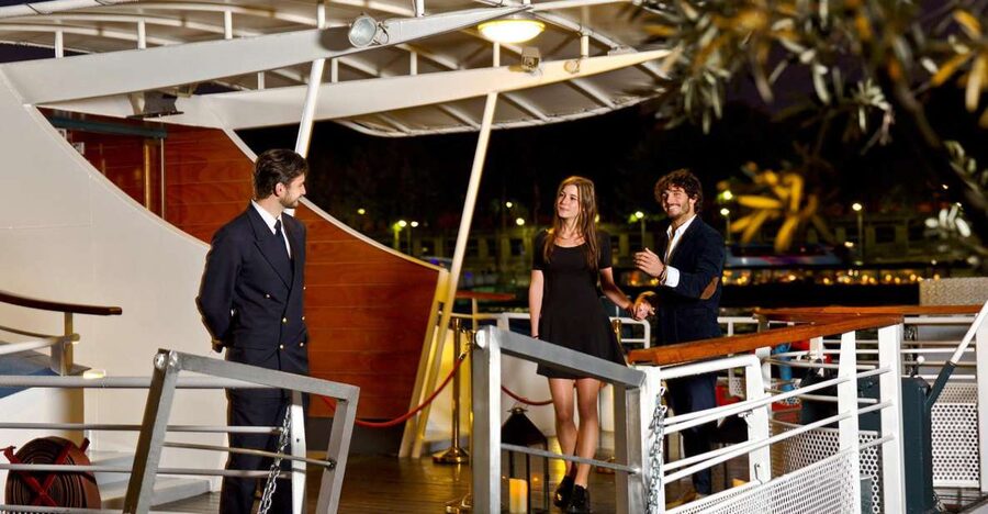 Paris: Bastille Day Dinner Cruise on the Seine River - A moving dinner through the heart of Paris