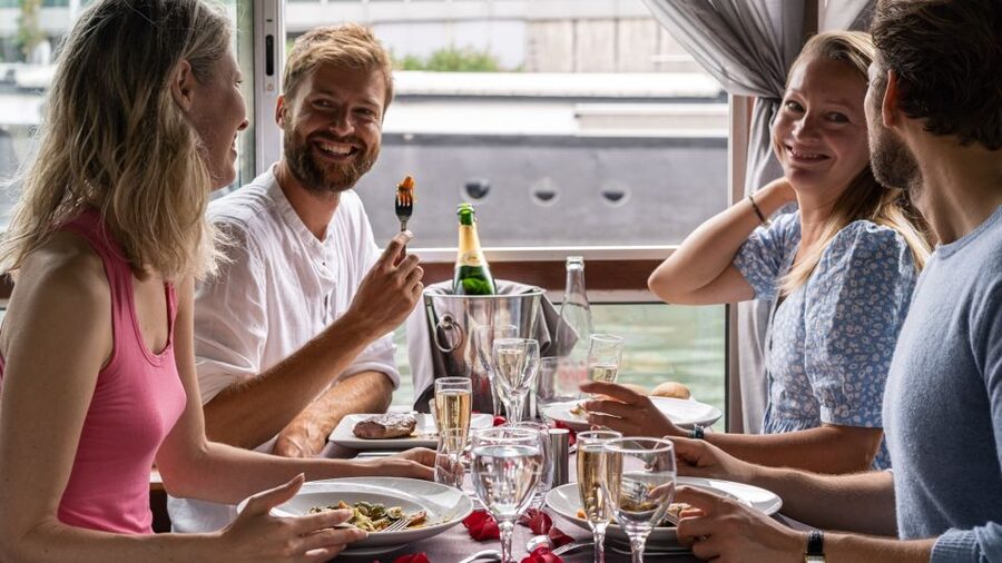 Paris: Early Evening Dinner Cruise on the River Seine - Why the early evening timing works
