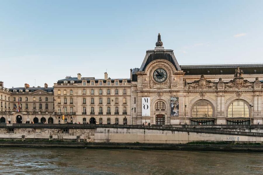 Paris: Gourmet Dinner Cruise on Seine River with Live Music - Timing, meeting point, and practical details