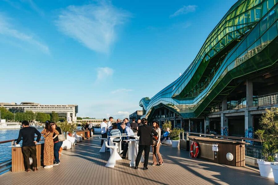 Paris: Gourmet Dinner Cruise on Seine River with Live Music - What happens aboard Le Diamant Bleu