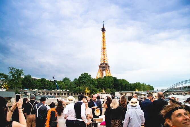 Paris Gourmet Dinner Seine River Cruise with Singer and DJ Set - What you see from Île Saint-Louis to the Louvre