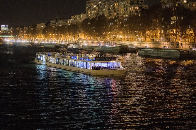 Paris Gourmet Dinner Seine River Cruise with Singer and DJ Set - Dinner: attractive presentation, mixed results