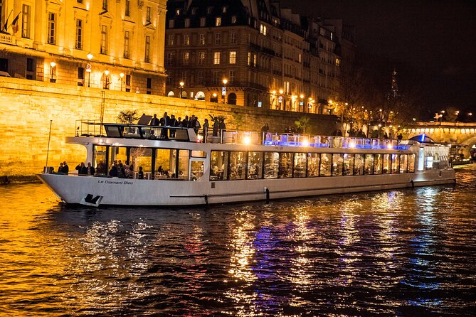 Paris Gourmet Dinner Seine River Cruise with Singer and DJ Set - Music, dancing, and the mood on board