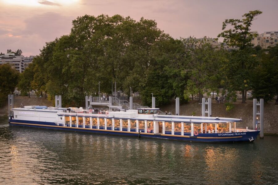 Paris: Romantic Cruise with 3-course Dinner on Seine River - A slow Paris evening on the Seine