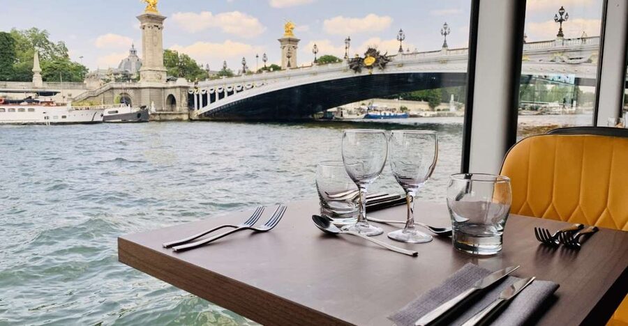 Paris: Seine River Bistronomic Dinner Cruise - A Paris dinner with the city as your backdrop