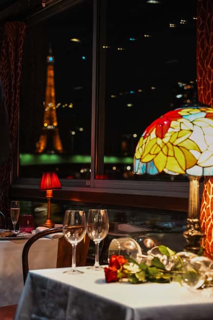 Paris: Seine River Cruise with 3-Course Dinner & Live Music - The live singer-pianist gives the cruise its personality
