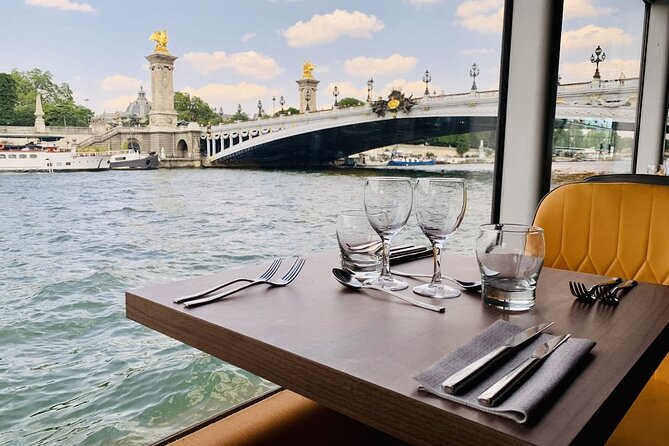 Paris Seine River dinner cruise from Alexandre III bridge - Key points before you book