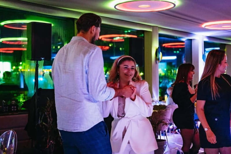 Paris: Seine river Dinner Cruise with 3-Course Gourmet Menu - Dinner views and seating expectations