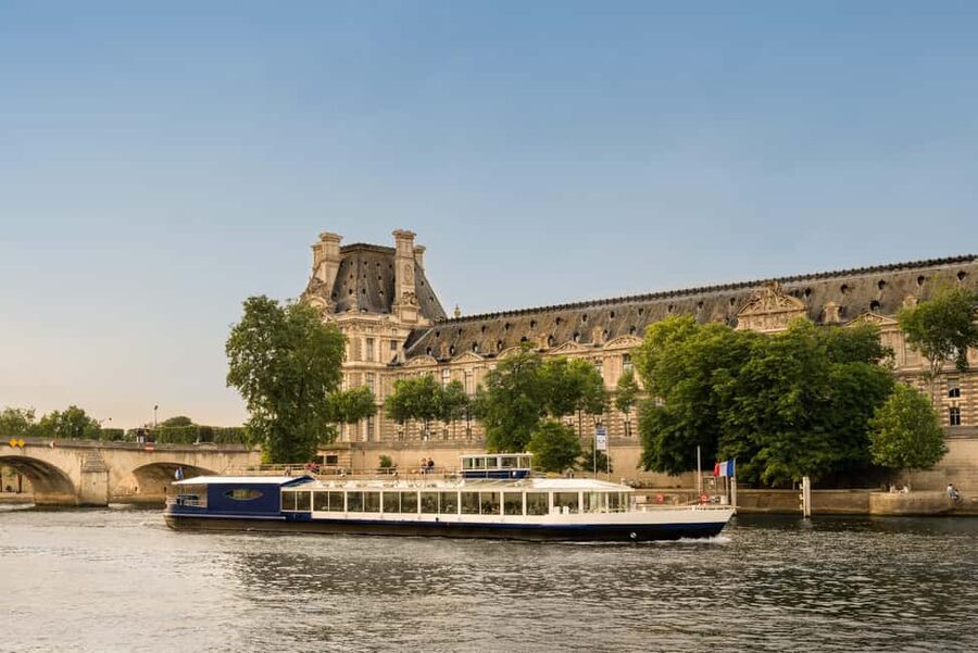 Paris: Seine River Panoramic Views Dinner Cruise - Why this Seine cruise works so well at night