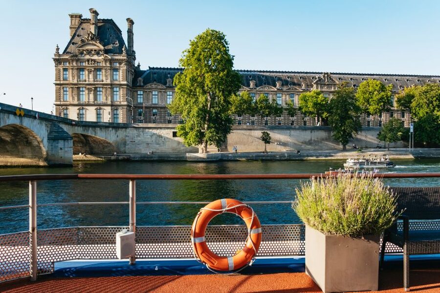 Paris: Seine River Panoramic Views Dinner Cruise - Finding Île aux Cygnes beneath Pont de Bir-Hakeim