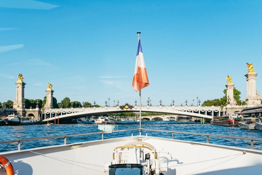 Paris: Seine River Panoramic Views Dinner Cruise - What dinner is like during the 105-minute ride