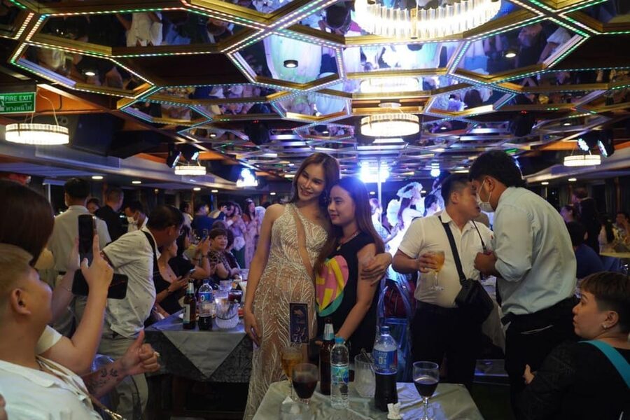 Pattaya: All Star Dinner Cruise, Cabaret Show & Beer Buffet - Welcome dancing and the first buffet rush