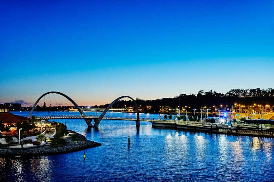 Perth: Swan River Dinner Cruise - City lights are the real sightseeing program