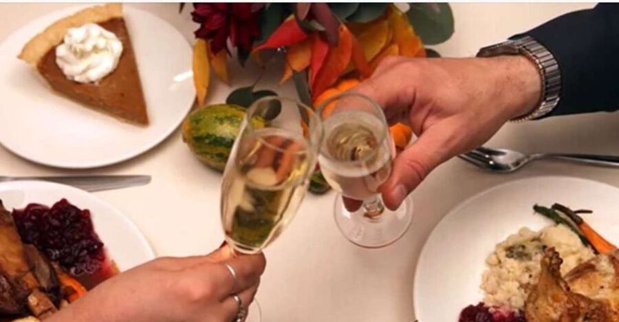 Philadelphia: Christmas Eve Gourmet Brunch or Dinner Cruise - A Christmas Eve meal with a moving view
