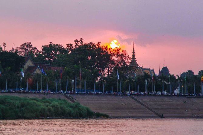 Phnom Penh Dinner Cruise - The Royal Palace and river views