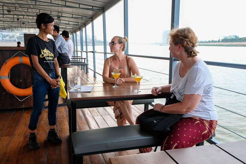 Phnom Penh: Mekong Sunset Dinner Cruise with Live Music - Why the Mekong is best seen at sunset