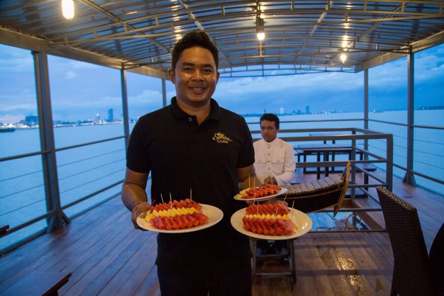 Phnom Penh: Mekong Sunset Dinner Cruise with Live Music - Which departure time should you choose?