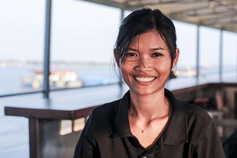 Phnom Penh: Mekong Sunset Dinner Cruise with Live Music - A comfortable boat with a relaxed pace
