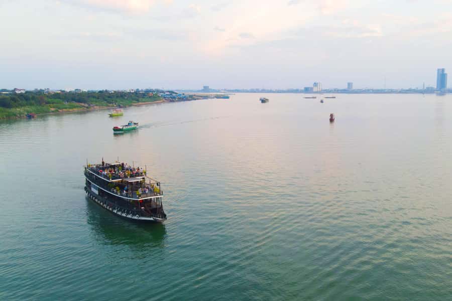 Phnom Penh: Sunset Dinner Cruise with English Speaking Guide - Setting out at 5pm from Phnom Penh