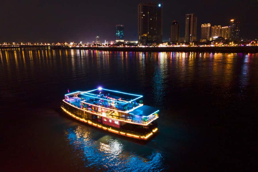 Phnom Penh: Sunset Dinner Cruise with English Speaking Guide - Royal Palace views from the river