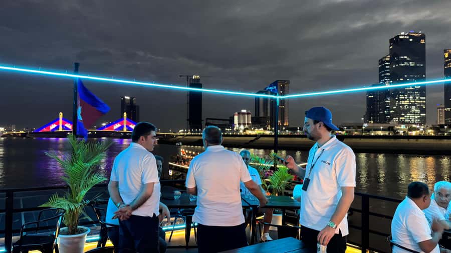 Phnom Penh: Sunset Dinner Cruise with English Speaking Guide - How the drinks and fruit affect the $10 value