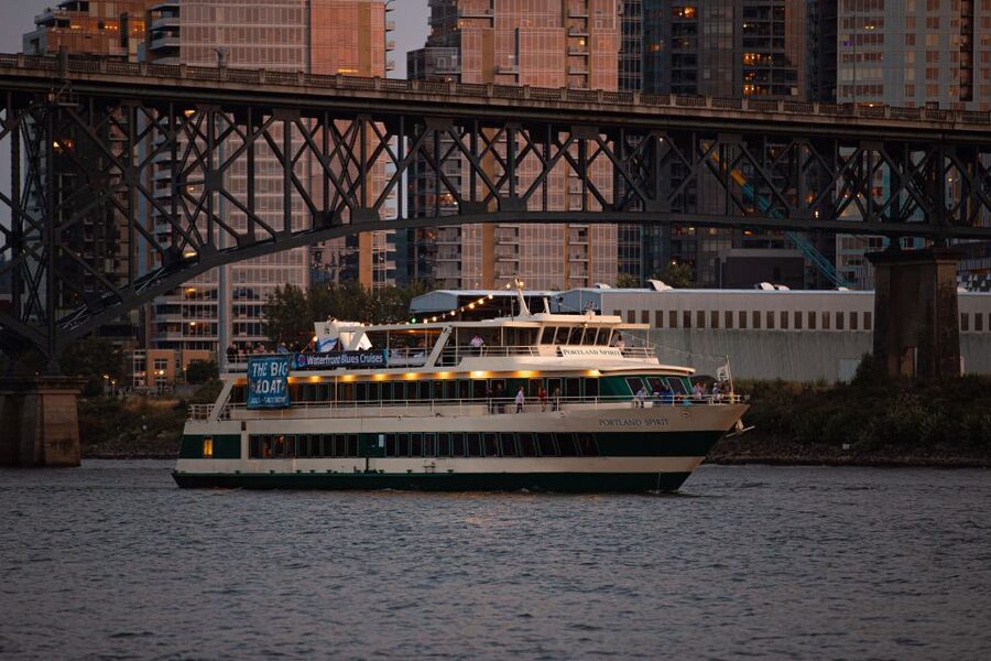 Portland: Dinner Cruise on the Willamette River - Live piano music and the mood onboard