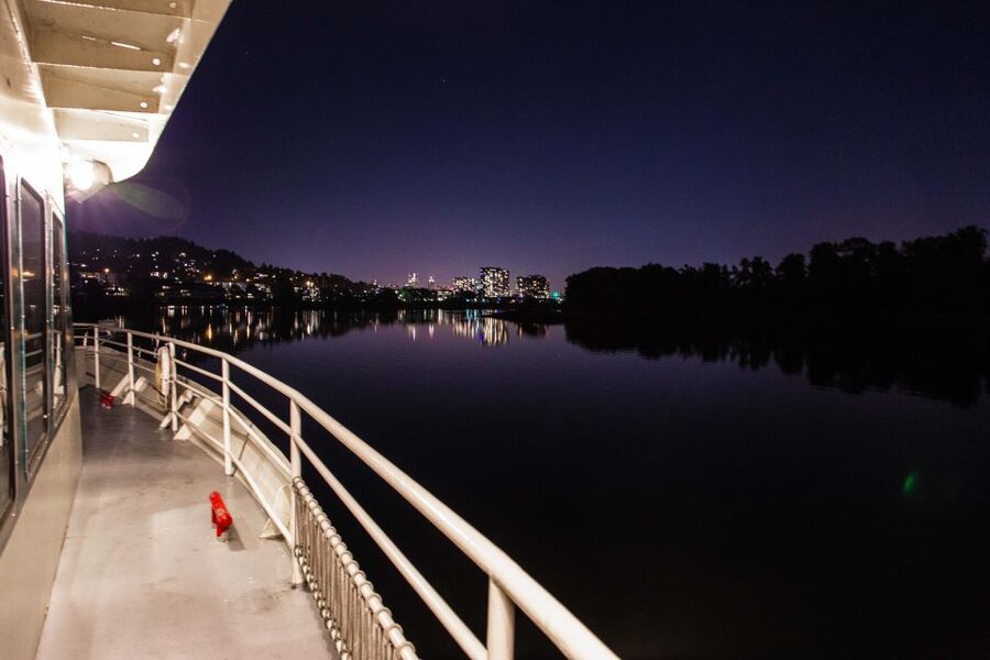 Portland: Dinner Cruise on the Willamette River - What happens during the 150-minute cruise