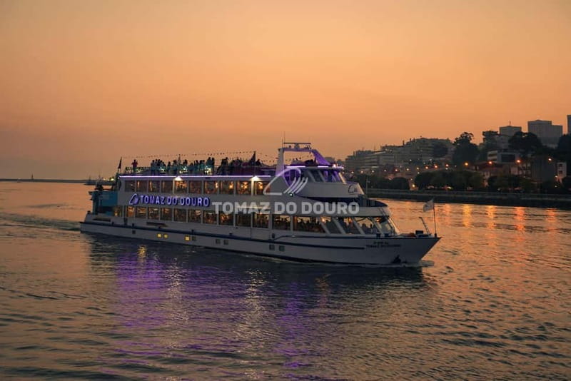 Porto: Cruise with Dinner & Live Music - Portuguese food with a practical menu choice