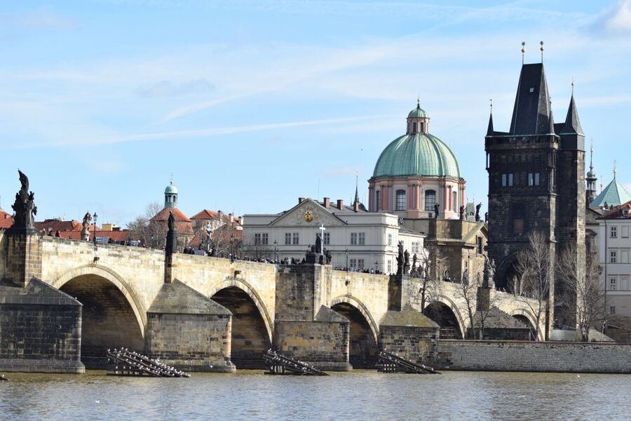 Prague: 3-hour Evening River Cruise with Dinner - Prague Castle after dark