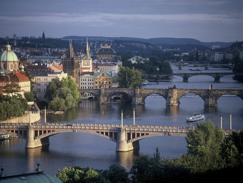 Prague: 3-hour Evening River Cruise with Dinner - Sunset, city lights, and the timing question