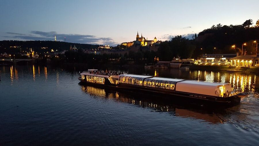 Prague: City Tour and Dinner Cruise with Hotel Pickup - What dinner is really like on board