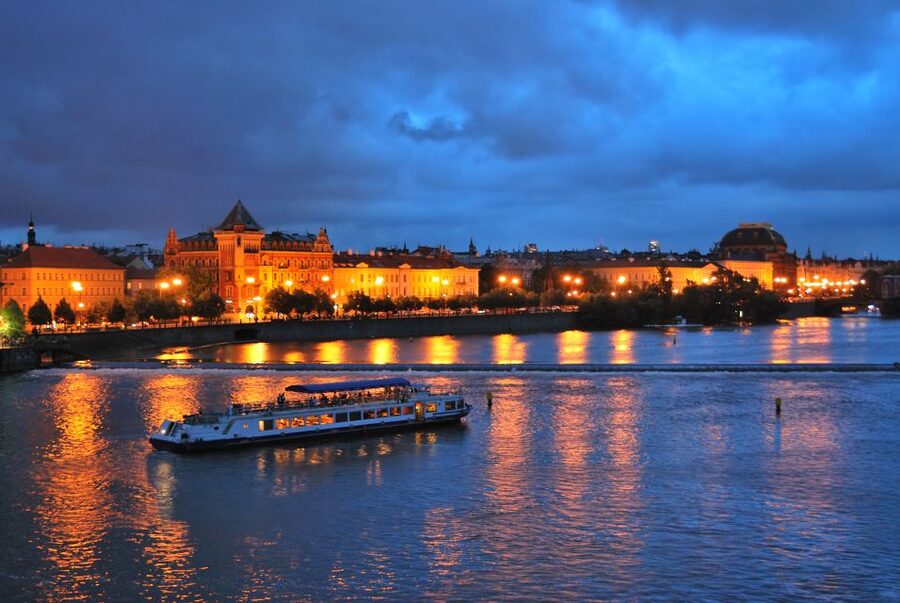 Prague: City Tour and Dinner Cruise with Hotel Pickup - Live music and the mood after sunset