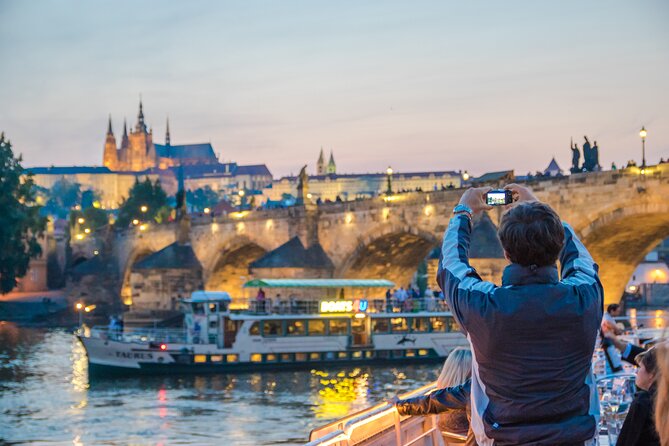 Prague: Sightseeing Boat Cruise with Buffet Dinner - Key points at a glance