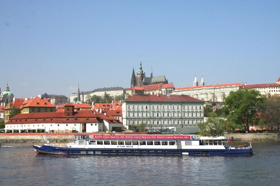 Prague: Sightseeing Boat Cruise with Buffet Dinner - Who should book this Prague dinner cruise?
