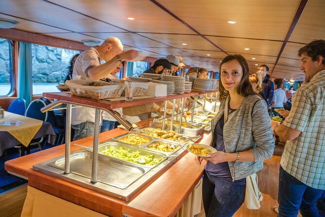 Prague: Sightseeing Boat Cruise with Buffet Dinner - What the evening feels like