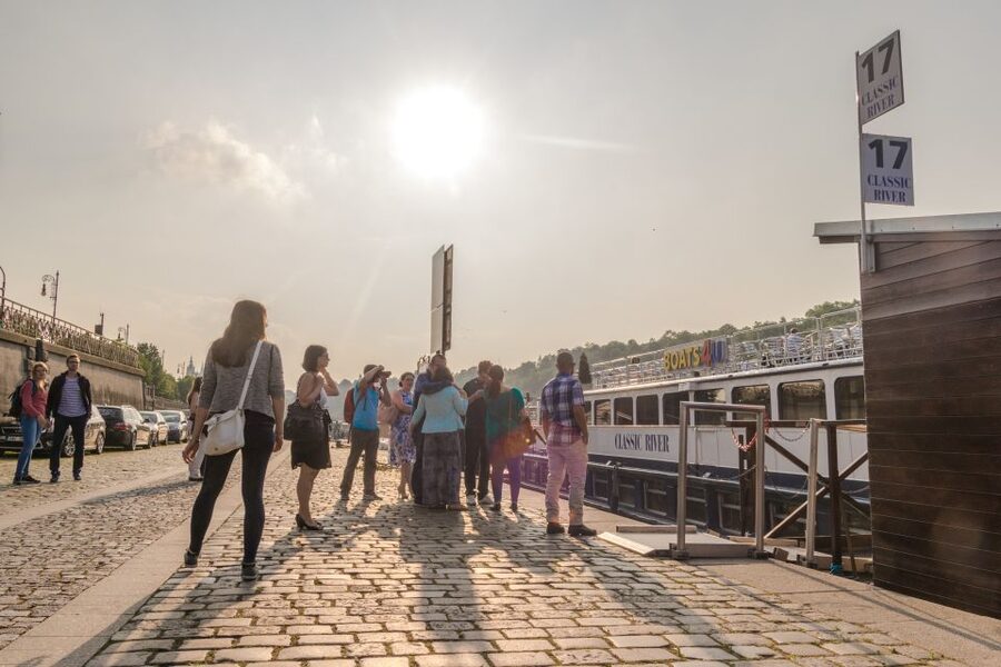 Prague: Sightseeing Boat Cruise with Buffet Dinner - Practical details before you book