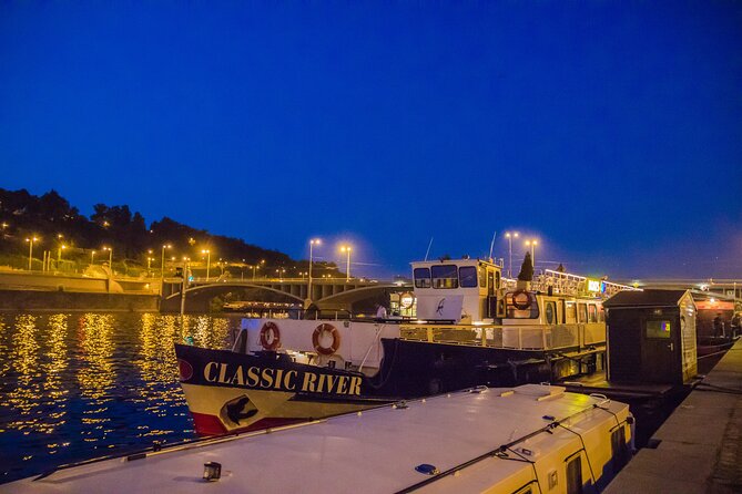 Prague: Sightseeing Boat Cruise with Buffet Dinner - Dinner on the Classic River