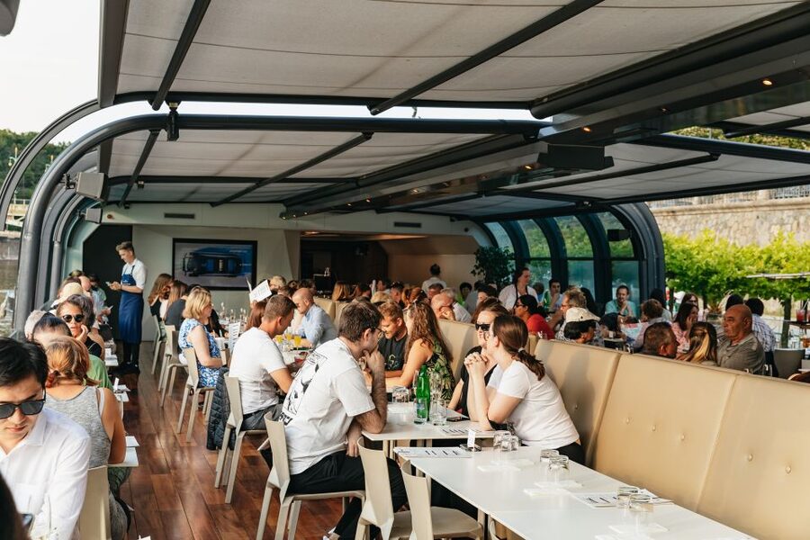 Prague: Sightseeing Dinner Cruise on Open-Top Glass Boat - Why a Prague dinner cruise works so well at night