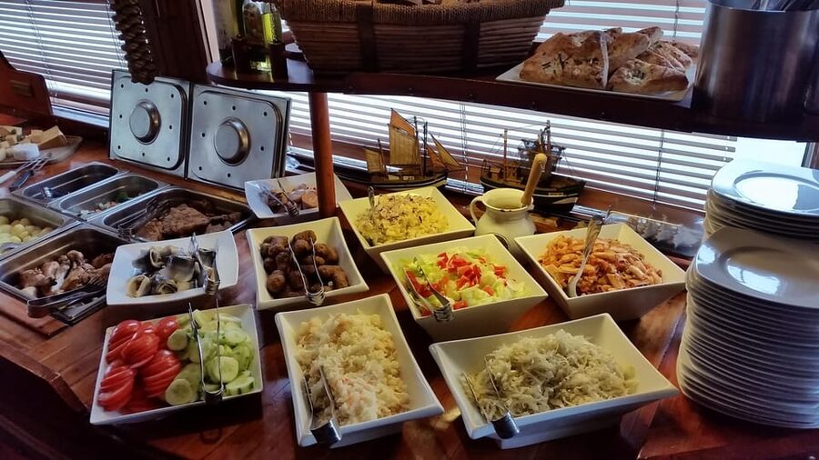Prague: Vltava River Evening Dinner Cruise - What the Prague dinner cruise is really like