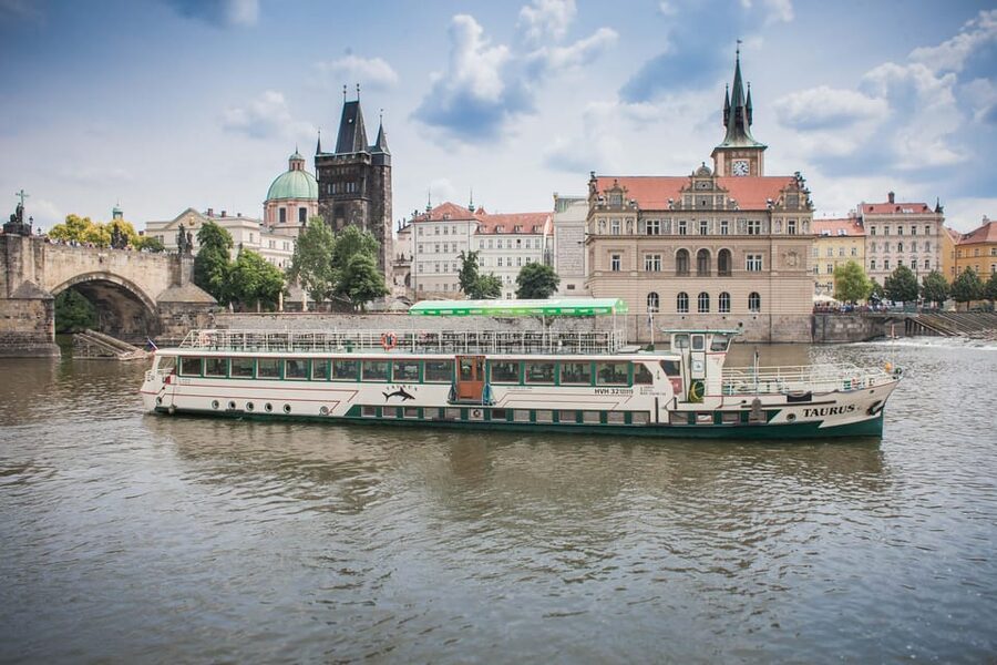 Prague: Vltava River Evening Dinner Cruise - From Charles Bridge to the Old Town lights