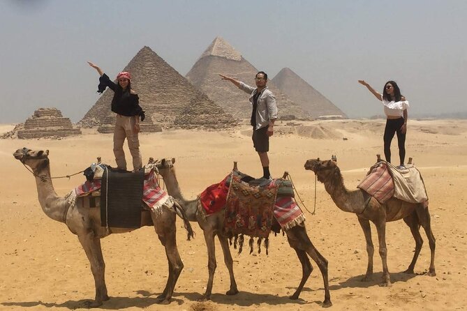 Private Guided Day Tour: Giza Pyramids, Egyptian Museum and Nile Dinner Cruise - What the private vehicle adds