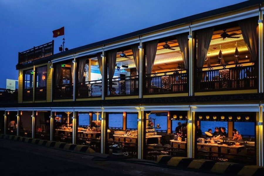 Private Jeep Tour Saigon by Night & Cruise Dinner with Music - Dinner with traditional music by Duc Dau