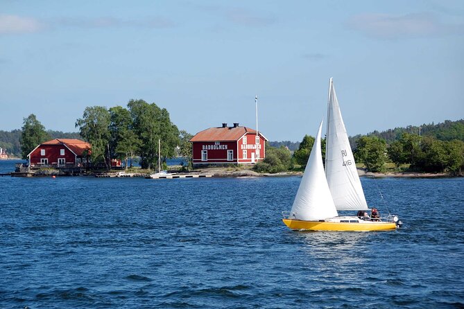 Private Yacht Cruise with Lunch or Dinner in Stockholm Archipelago - Captain commentary and the human touch