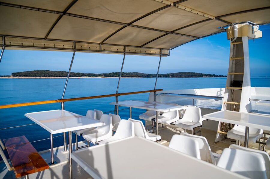 Pula: Brijuni National Park Sunset, Dolphins & Dinner Cruise - The return to Pula after dark