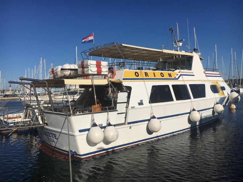 Pula: Dolphin Watching Sunset Cruise with Dinner & Drinks - Practical details that affect your evening