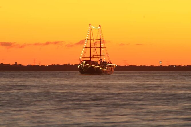 Romantic Sunset Dinner Cruise in Cancun with Open Bar - What to know before paying