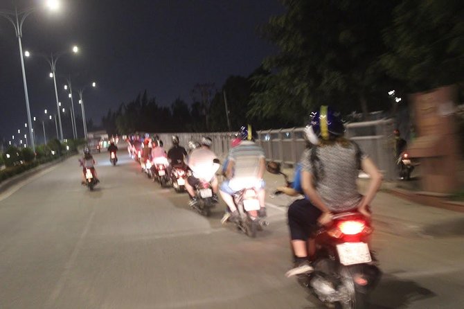 Saigon Dinner Cruise with Live Music Ho Chi Minh– Group Tour - Seeing Ho Chi Minh City from the Saigon River