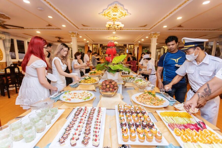 Saigon River Dinner on Cruise with Buffet and live music - Live music and flamenco dancing onboard